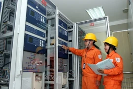Công nhân trực vận hành tại trạm biến áp 220 Kv Tây Hồ, Hà Nội. (Ảnh: Huy Hùng/TTXVN)