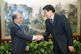 Chủ tịch Quốc hội Nguyễn Sinh Hùng tiếp Bí thư kiêm Chủ tịch Nhân đại tỉnh Hồ Nam Từ Thủ Thịnh. (Ảnh: Nhan Sáng/TTXVN)