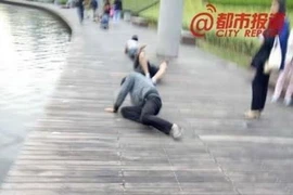 Nhân viên bị phạt bò quanh hồ. (Nguồn: CCTV News)