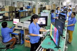 Kiểm tra tivi LCD trước khi xuất xưởng. (Ảnh: An Hiếu/TTXVN)