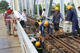 Lực lượng chức năng tiến hành khắc phục sự cố. (Ảnh: TTXVN)