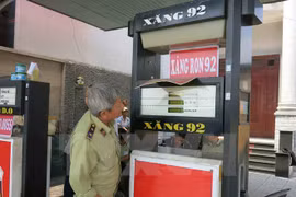 Lực lượng chức năng tiến hành kiểm tra đột xuất một cây xăng. (Ảnh: Hải Âu/TTXVN)