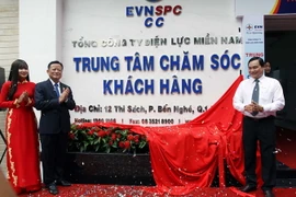 Nghi thức ra mắt chăm sóc khách hàng của EVN SPC. (Ảnh: Thanh Vũ/TTXVN)