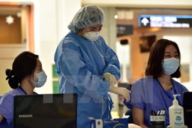 Kiểm tra thân nhiệt cho người dân Hàn Quốc tại Trung tâm Y tế Samsung ở thủ đô Seoul. (Nguồn: AFP/TTXVN)