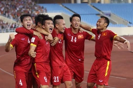 Niềm vui của Công Vinh và đồng đội sau bàn thắng mở tỷ số. (Ảnh: Minh Chiến/Vietnam+)