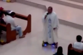 Mục sư dùng ván trượt cân bằng phản cảm. (Nguồn: straitstimes)