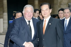 Thủ tướng Chính phủ Nguyễn Tấn Dũng hội kiến với ngài Gerad Larcher, Chủ tịch Thượng viện Pháp. (Ảnh: Đức Tám​/TTXVN)