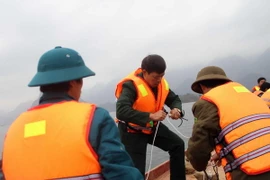 Lực lượng cứu hộ tìm kiếm các nạn nhân. (Ảnh minh họa: TTXVN)