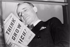 Napoleon Hill và cuốn sách Think and Grow Rich. (Nguồn: AP)