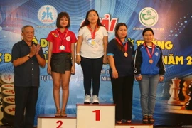 Trao giải cho các vận động viên nữ cờ vua trong nội dung ​cờ chớp. (Ảnh: Duy Khương/TTXVN)