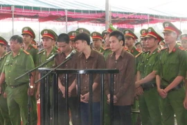 Các bị cáo đứng trước vành móng ngựa tại phiên tòa. (Ảnh: K GỬIH​/TTXVN)