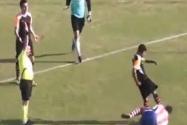 Hành vi phi thể thao của Mehmet Degirmenci. (Nguồn: YouTube)