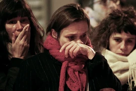 Người dân Paris đau buồn sau các vụ khủng bố. (Nguồn: Reuters)