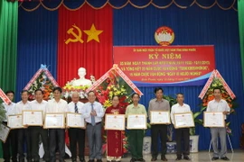 Chủ tịch Ủy ban Mặt trận Tổ quốc Việt Nam tỉnh Bình Phước tặng bằng khen cho các tập thể. (Ảnh: K GỬIH​/TTXVN)