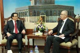 Ủy viên Trung ương Đảng Hoàng Bình Quân hội kiến Thủ tướng Palestine Hamdallah. (Ảnh: B. Hoàn/Vietnam+)