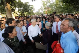 Tổng Bí thư Nguyễn Phú Trọng với nhân dân huyện Đan Phượng. (Ảnh: Trí Dũng/TTXVN)