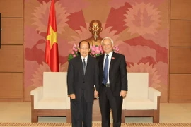 Phó Chủ tịch Quốc hội Uông Chu Lưu tiếp ông Khamphansin Malavong. (Ảnh: Phạm Kiên/TTXVN)