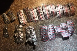 Nhiều vỉ độc dược được phát hiện tại hiện trường vụ án. (Ảnh: Trịnh Duy Hưng​/TTXVN)