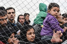 Người tị nạn và di cư đợi để qua biên giới Hy lạp-Macedonia. (Nguồn: AFP/TTXVN)