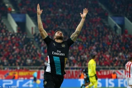 Giroud đưa Arsenal thẳng tiến tại Champions League. (Nguồn: Daily Mail)