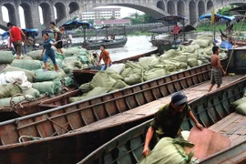 Tàu thuyền vận chuyển hàng hóa xuất ,nhập khẩu trên sông Ka Long, thị xã Móng Cái. (Ảnh: Kim Phương/TTXVN)