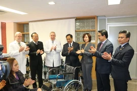 Trao tặng xe lăn co Ban Giám đốc bệnh viện Nhi mang tên Federico Gomez tại Mexico City. (Ảnh: Việt Hòa/Vietnam+)