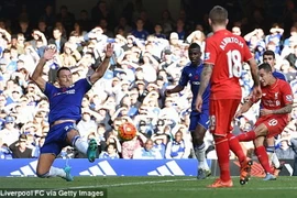 Coutinho lập siêu phẩm vào lưới Chelsea. (Nguồn: Getty Images)