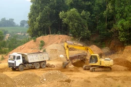 Hiện trường khai thác trái phép của Công ty Cổ phần Vân Sơn. (Ảnh: Văn Tý​/TTXVN)