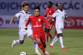 Becamex Bình Dương (áo đỏ) bất ngờ thất bại. (Ảnh: Quốc Khánh/TTXVN)