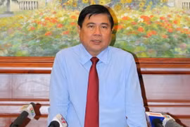Ông Nguyễn Thành Phong, tân Chủ tịch UBND Thành phố Hồ Chí Minh nhiệm kỳ 2011-2016 trả lời phỏng vấn báo chí. (Ảnh: Hoàng Hải/TTXVN)