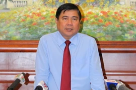 Ông Nguyễn Thành Phong, tân Chủ tịch UBND Thành phố Hồ Chí Minh nhiệm kỳ 2011-2016 trả lời phỏng vấn báo chí. (Ảnh: Hoàng Hải/TTXVN)