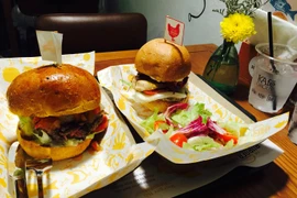 Burger bò và burger gà. (Ảnh: Mai Mai/Vietnam+)