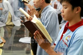 Các chúng thanh niên tham gia một buổi cầu Kinh ở chùa Phật Quang. (Ảnh: Xuân Mai/Vietnam+)