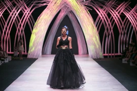 Bộ sưu tập 'Ngẫu hứng vàng' được giới thiệu trong tuần lễ thời trang vào tối qua, 17/10. (Ảnh: BTC)