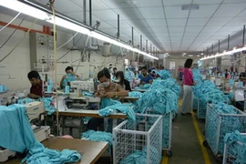 Công nhân nước ngoài đang làm việc tại nhà máy dệt may Golden Vertex thuộc bang Johore, Malaysia. (Nguồn: Internet)