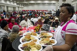 "Bữa tiệc chia sẻ" hàng năm dành cho người vô gia cư và cư dân cần được giúp đỡ nhân dịp Lễ Tạ ơn tại Washington. (Nguồn: AFP/TTXVN) 
