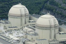 Lò phản ứng số 3 (phải) của nhà máy điện hạt nhân Ohi ở thị trấn Ohi, quận Fukui, miền trung Nhật Bản. (Nguồn: Kyodo/TTXVN)