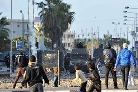 Người biểu tình xung đột với cảnh sát ở Port Said ngày 5/3. (Nguồn: AFP/TTXVN)