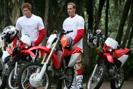 Hai Hoàng tử bên siêu xe. (Nguồn: Internet)