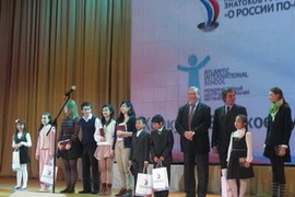 Các em học sinh đạt giải thưởng cuộc thi. (Nguồn: Phân xã Mátxcơva)