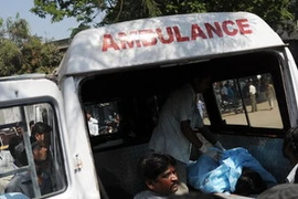 Xe cấp cứu đưa những người bị thương trong vụ tai nạn ở Badaun, Ấn Độ vào bệnh viện. (Nguồn: AFP)