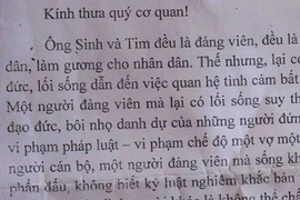 Đơn tố cáo hành vi sai trái của ông Nguyễn Quang Sinh. (Ảnh: Hoàng Tiến/Vietnam+) 