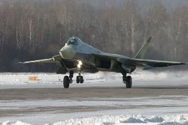 Máy bay Sukhoi thế hệ thứ 5 "PAK FA" trong chuyến bay thử nghiệm đầu tiên hồi năm 2009. (Nguồn: AFP/TTXVN)