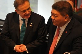 Ông Brendan Howlin (trái) gặp gỡ ông Lim Hong Hin. (Nguồn: asean.org)