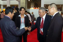 Ông Phạm Văn Công (ngoài cùng bên trái) trong một hoạt động xúc tiến thương mại tại Macau. (Ảnh: Thành Dương/TTXVN)