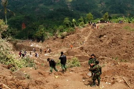 Tìm kiếm và cứu trợ các nạn nhân vụ lở đất ở Cililin, Indonesia hồi tháng Ba vừa qua. (Nguồn: AFP/TTXVN)