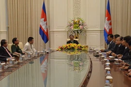 Thủ tướng Hun Sen tiếp đại diện các nhà đầu tư Việt Nam tại Campuchia. (Ảnh: Trần Chí Hùng/Vietnam+)