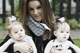 Lisa Marie Presley và hai cô con gái sinh đôi. (Nguồn: justjared.com)