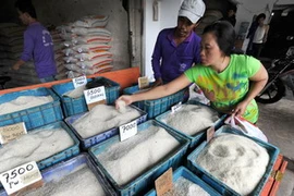 Người dân chọn mua gạo tại một khu chợ ở Jakarta. (Nguồn: AFP/TTXVN)
