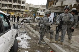 Lính Mỹ tại hiện trường một vụ đánh bom ở Iraq. (Nguồn: AFP/TTXVN)